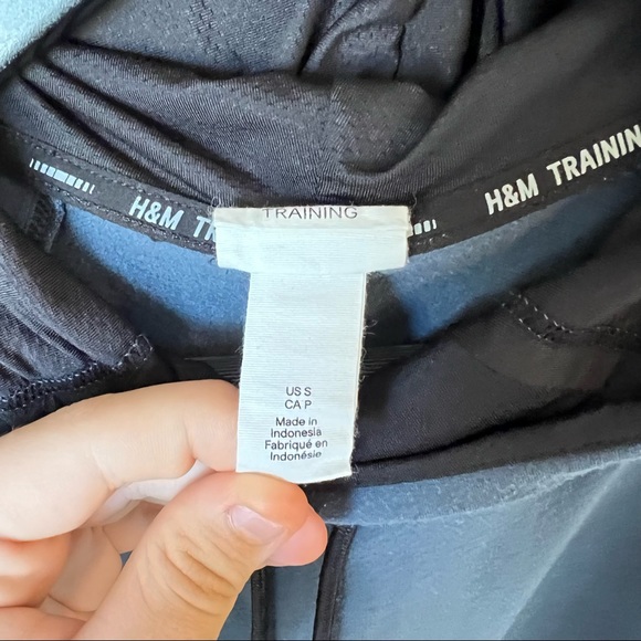 H&M sleeveless hooded muscle tank - Picture 2 of 3